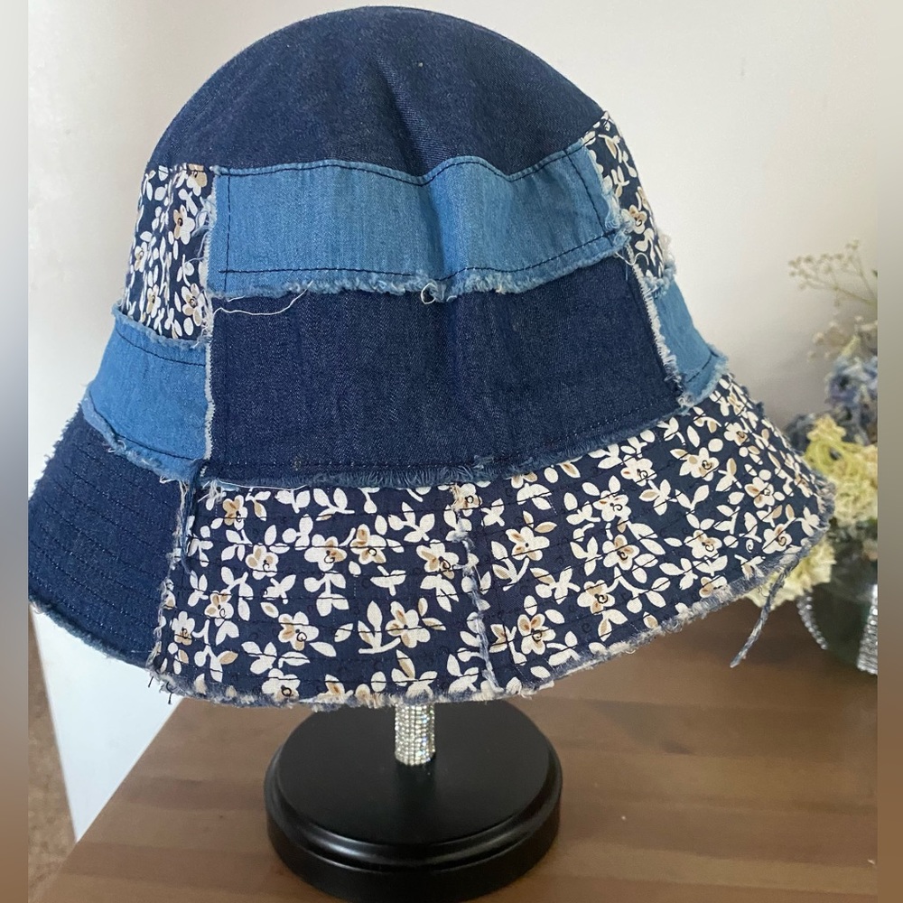Cotton Bucket Hat - Light Denim💙 with daisy’s 🌼 from H&M✨